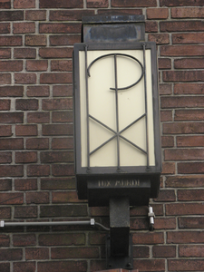 902994 Afbeelding van een lantaarn bij de ingang van de Gerardus Majellakerk (Thomas à Kempisweg 1) te Utrecht, met de ...